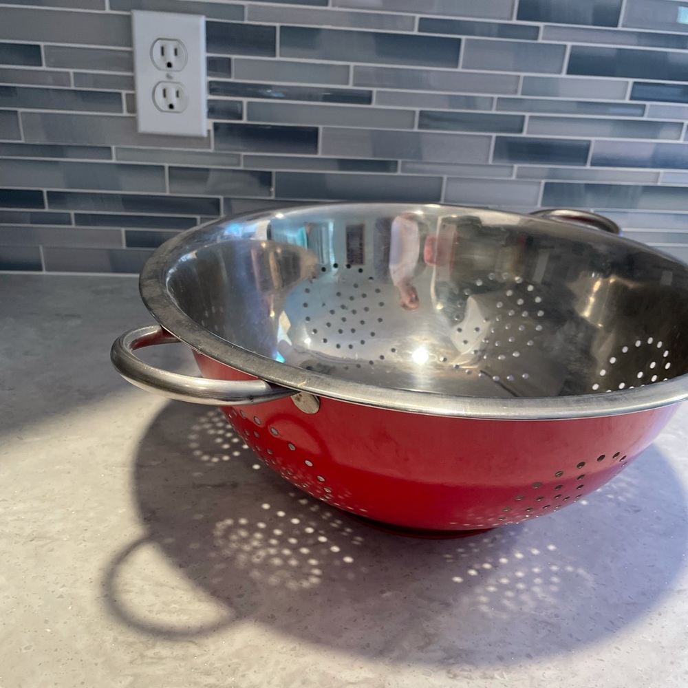 Red colander - Picture 2 of 4